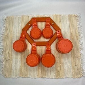 VTG TUPPERWARE 1976 HARVEST ORANGE COMPLETE 6 Pc MEASURING CUP SET w/WALL MOUNT
